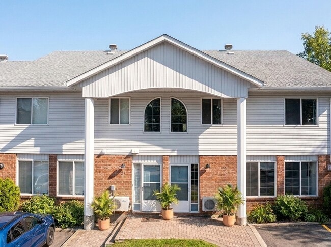 Photo du bâtiment - Townhouses at 889 Chestnut Crescent