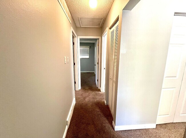 Foto del edificio - Spacious 5-Bedroom Home in Desirable Cente...