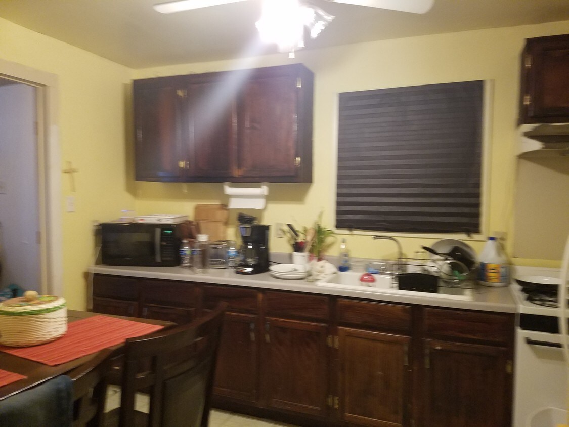 Kitchen - 160 Glendale St