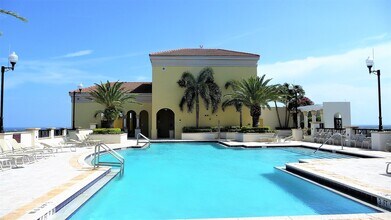 Building Photo - 801 S Olive Ave