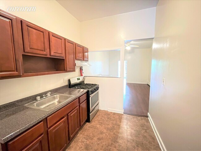 Building Photo - 818 Macon St