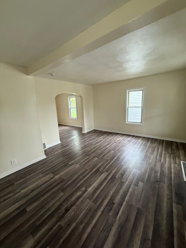 Building Photo - Section 8 Accepted! 4br 2ba Home