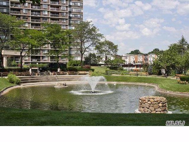 Building Photo - 2 Bay Club Dr
