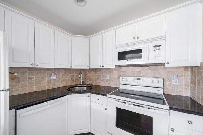 Building Photo - 2455 NE 51st St