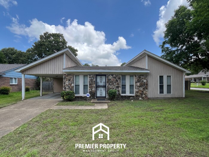 Charming 3BR/1.5BA in 38118 | Cozy Rustic Fireplace & Massive Fenced Backyard - Charming 3BR/1.5BA in 38118 | Cozy Rustic Fireplace & Massive Fenced Backyard
