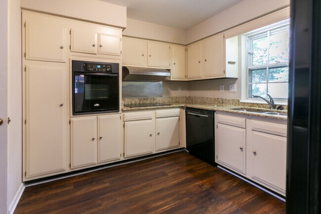Building Photo - Charming 2 Bedroom 2.5 Bathroom Condo in t...
