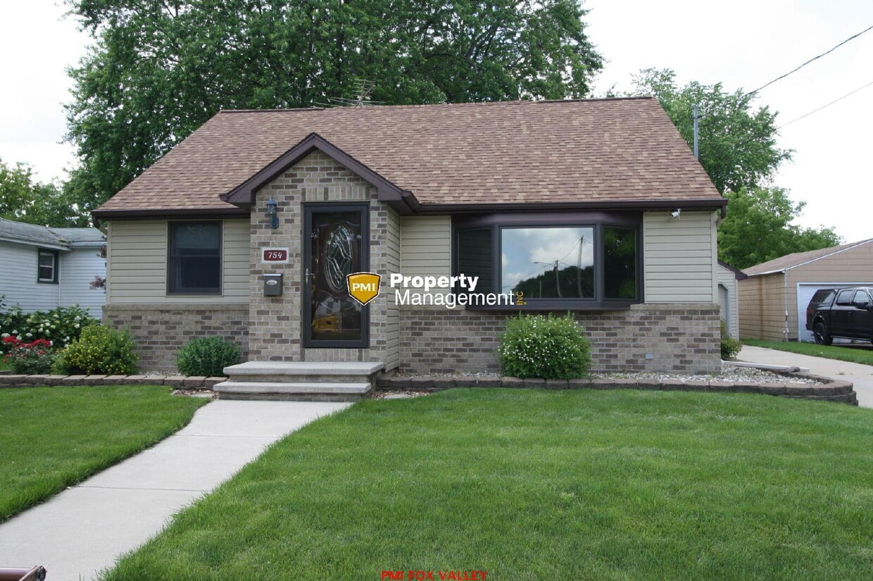 Foto principal - 3 Bedroom Home Menasha