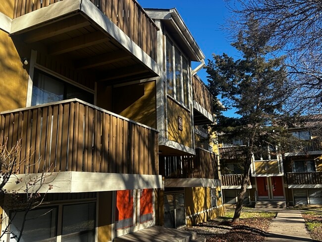 Saint James Apartments - 547 N Oliver St Wichita, KS 67208