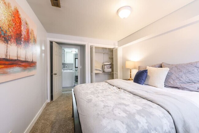 Building Photo - 1416 E Hollow Dale Dr