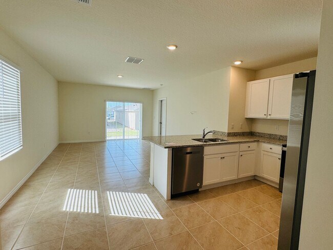 Foto del edificio - Beautiful, Recently Built 3 Bedroom, 2 Bat...