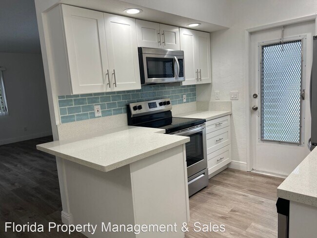 Building Photo - 2 br, 1 bath House - 2100 NE 39th St, #404