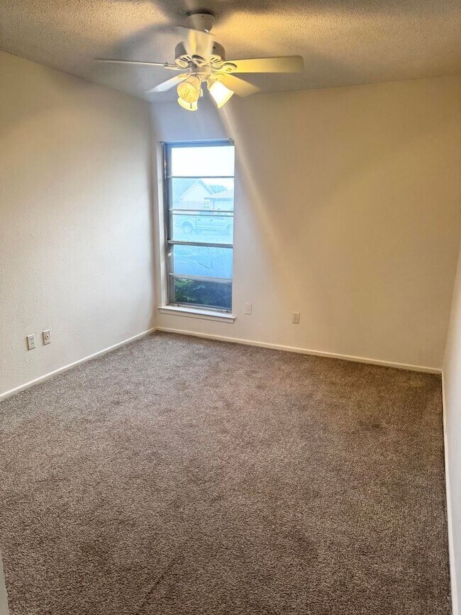 Foto del edificio - 3 Bedroom 2 Bathroom For Rent