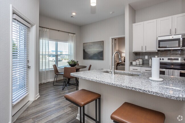 2 habitaciones, 2 baños, 1180 pies cuadrados, cocina y comedor - Lakewood Station Apartments