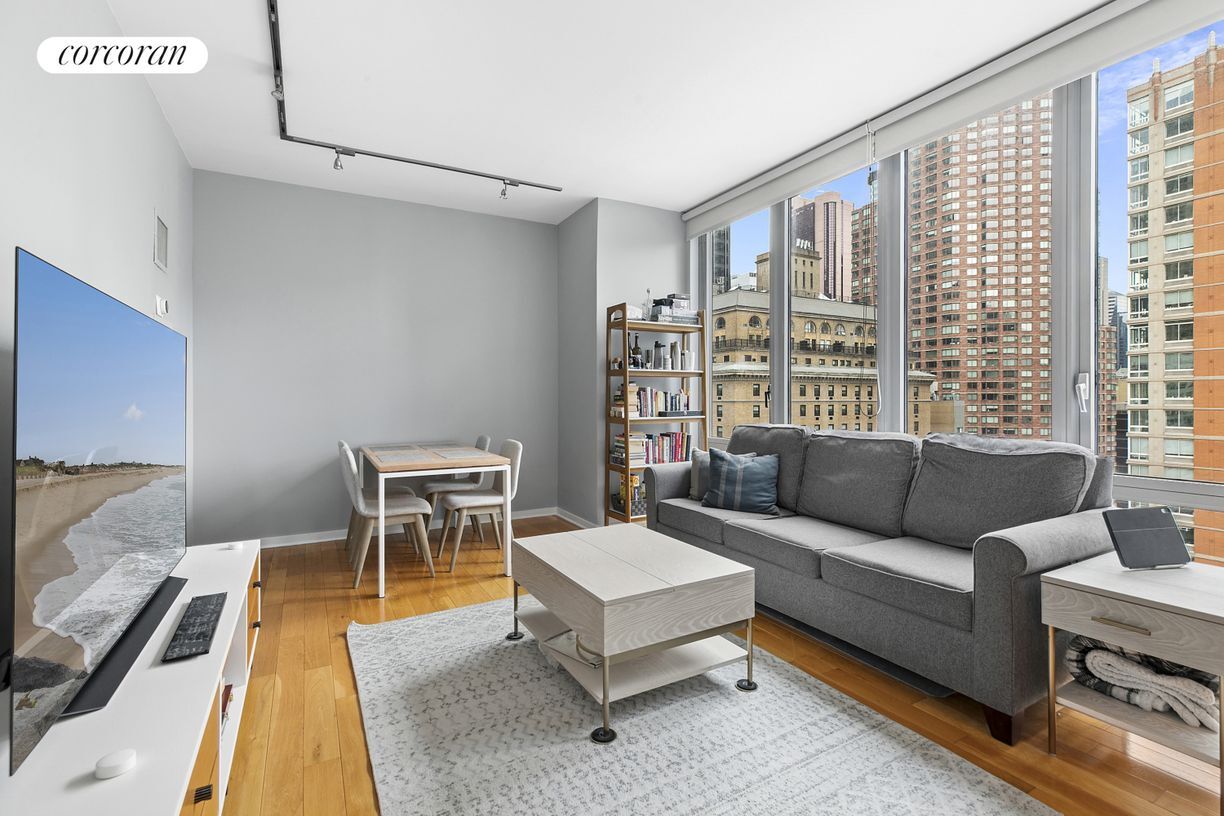Foto principal - 310 W 52nd St