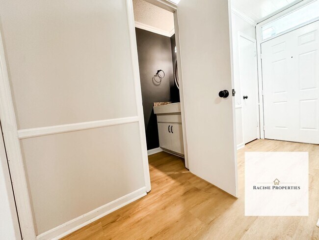 Foto del edificio - # Spacious Townhouse in Desirable Greenville Location