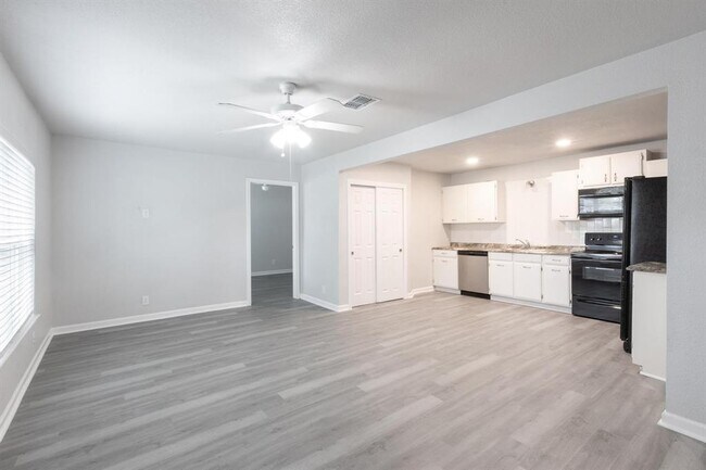 Building Photo - 1445 Hillview Ave