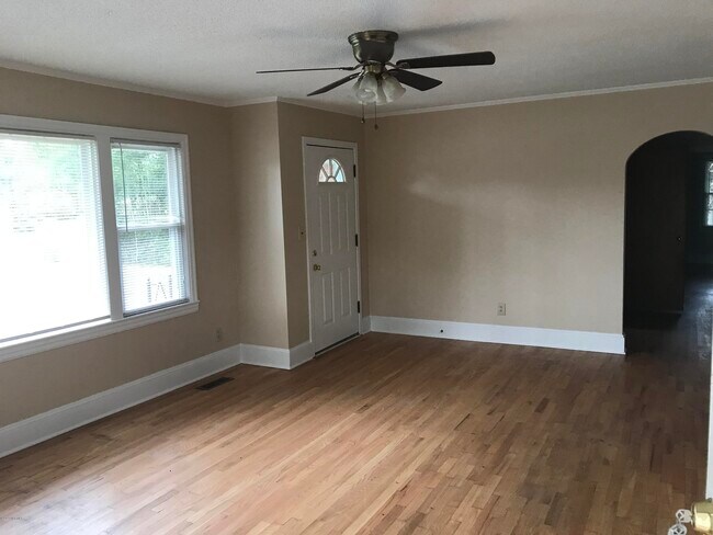 Foto del edificio - 5310 Greenleaf Dr
