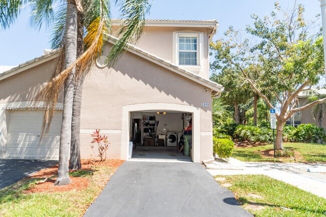 Foto del edificio - 1999 Madeira Dr