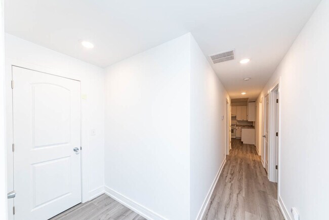 Building Photo - 4616 N Monticello Ave