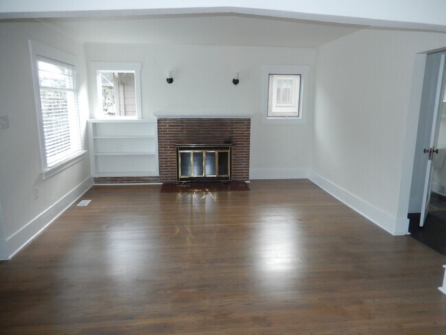 Building Photo - Newly Updated 3 Bedroom Home Near UPS and ...