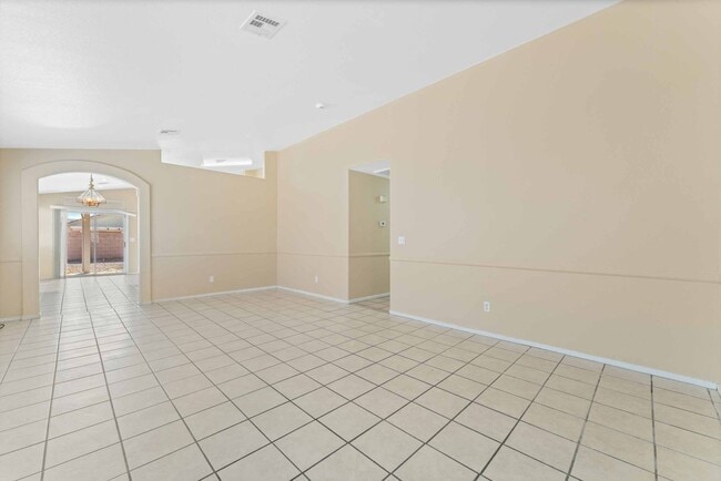 Foto del edificio - Charming Home with Spacious Backyard!