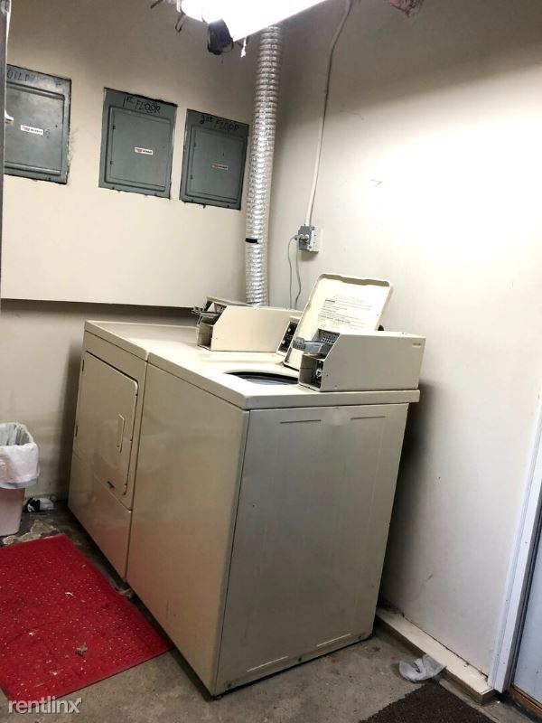 Building Photo - 2631 N Sheffield Ave