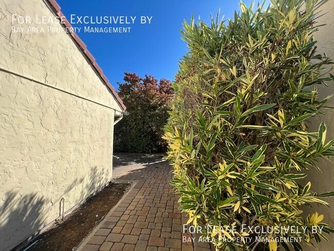 Building Photo - Spacious 3BR/2.5BA home in Redwood Shores ...