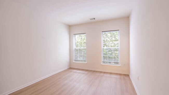 Dormitorio con suelo de superficie dura - Carlyle Mill