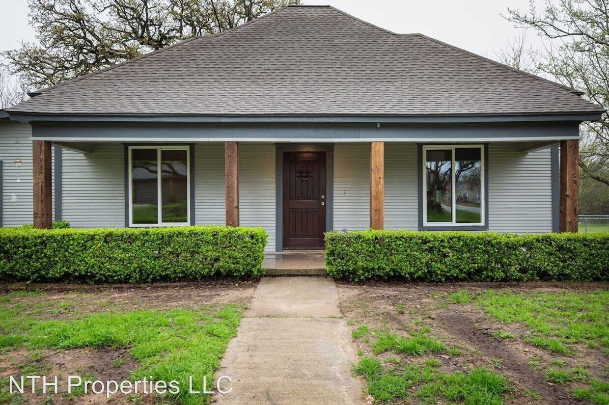 3 br, 2 bath House 409 W 4th St House Rental in Springtown, TX