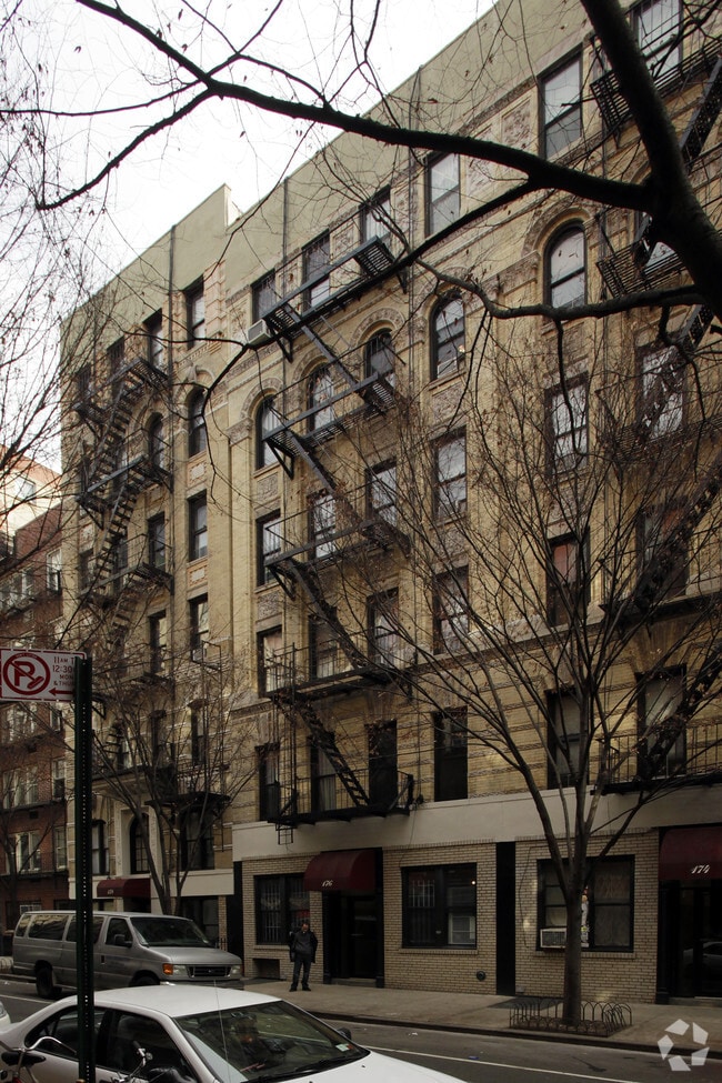Building Photo - 176 Thompson St