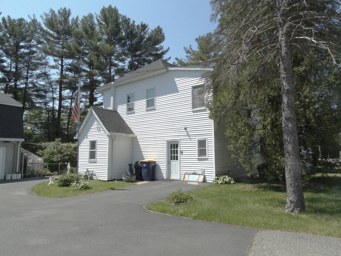 Entrance and Parking - 248 S Main St