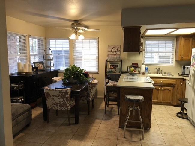 Building Photo - 9 MO WINTER RENTAL  2 bed 2 bath apartment