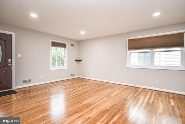 Building Photo - 3709 Lawrence Ave