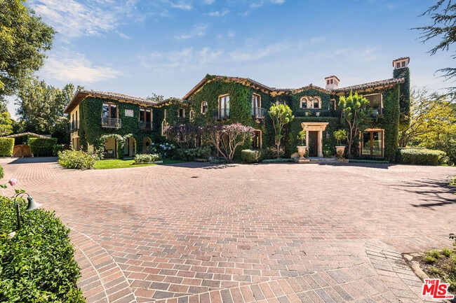 Building Photo - 1550 Amalfi Dr