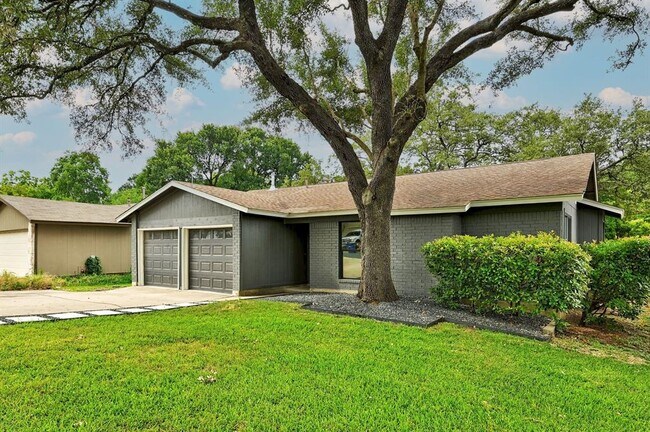 Foto del edificio - 1013 Hillside Oaks Dr