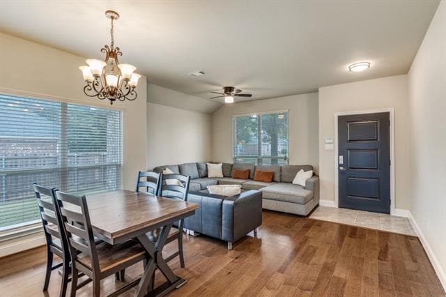 Building Photo - 1827 Lake Travis Dr