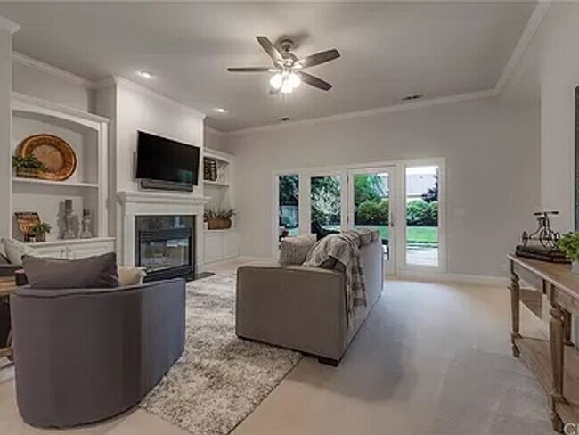 Foto del edificio - This fabulous 3bd/2ba plus office home sits on a large lot!