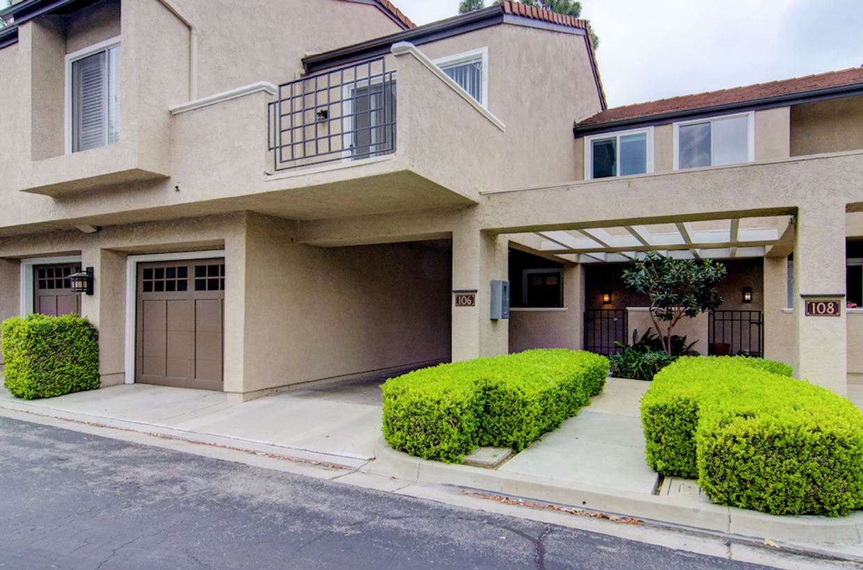 Foto principal - Fully-Remodeled, UCI Adjacent Townhouse fo...