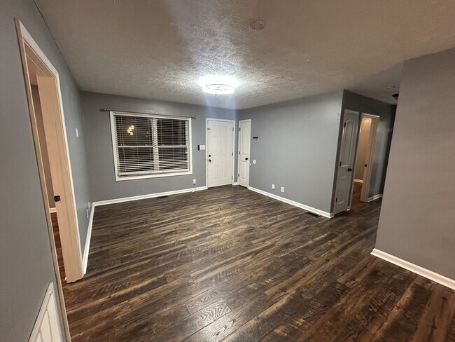 Foto del edificio - 573 Somerset Ln