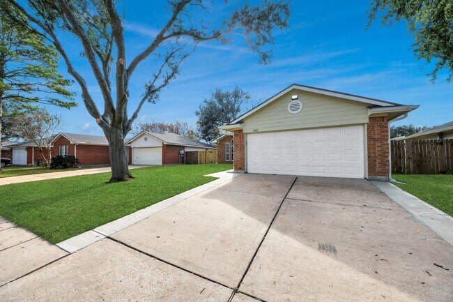 Foto del edificio - 15411 Town Green Dr