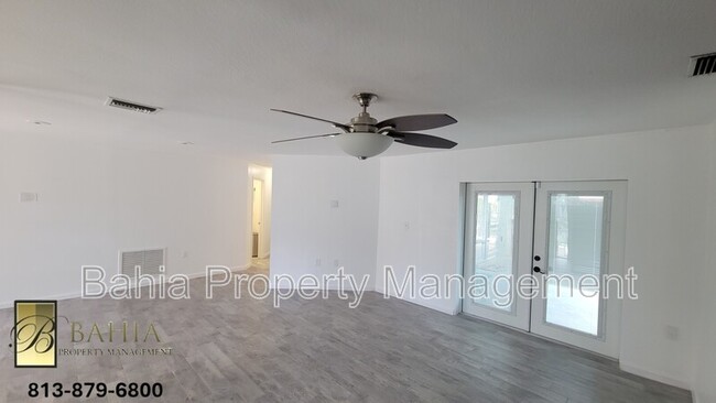 Foto del edificio - 215 Meadowcross Dr