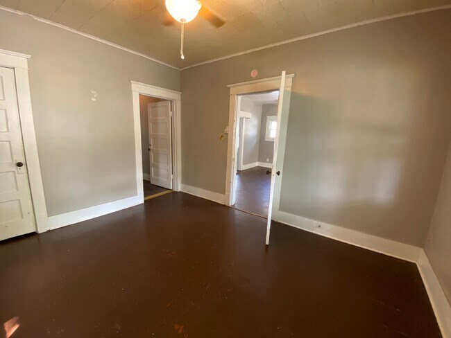 Building Photo - 2 Bed 1 Bath Close to Downtown BG