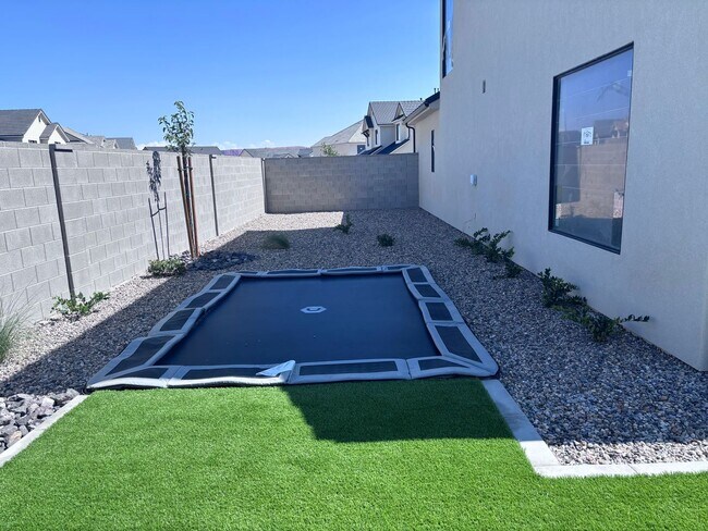 Building Photo - Awesome 5 bed 2.5 Bath Desert Canyons Home...