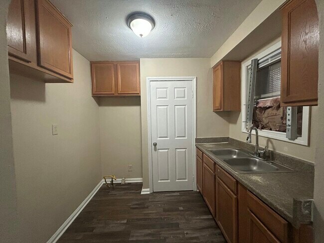 Foto del edificio - 16824 Rutherford St