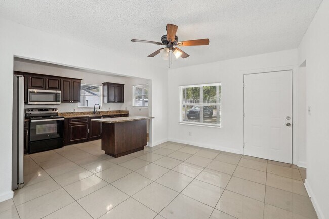Foto del edificio - 2-Bedroom, 1.5-Bathroom Home in Tampa – Perfect Location!