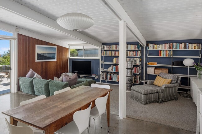 Foto del edificio - 12400 Deerbrook Ln
