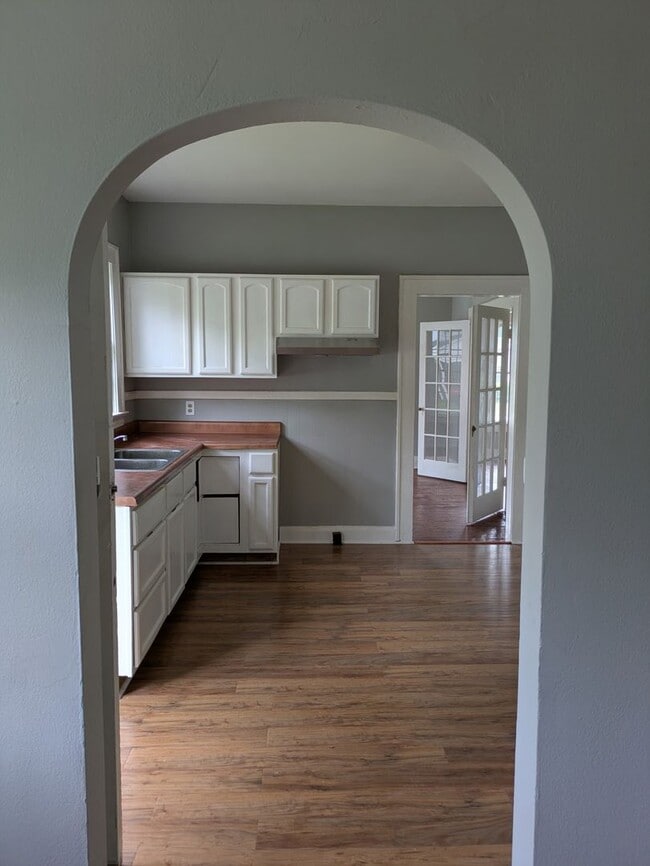Building Photo - 4 Bedroom 2 bathroom home with bonus room