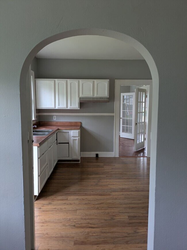 Foto del edificio - 4 Bedroom 2 bathroom home with bonus room