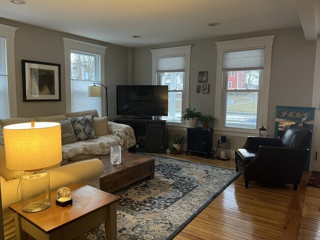 Sala de estar soleada - Porche delantero - 44 N Spring St