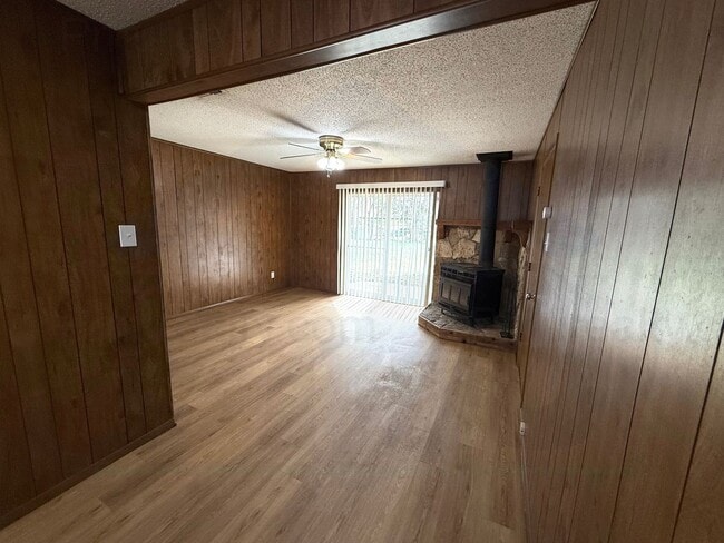 Building Photo - AVAILABLE NOW!!! Lovely 3-Bedroom 1.5-Bathroom in Duncanville - Two blocks from the Duncanville H...